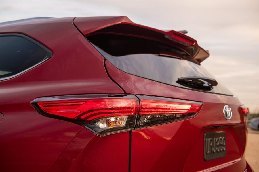 Детали экстерьера Toyota Highlander Hybrid Platinum AWD 2019 года  (фото 49 из 67)